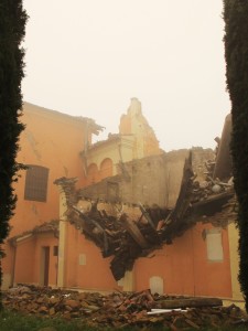 un immagine della chiesa parrocchiale dopo il terremoto